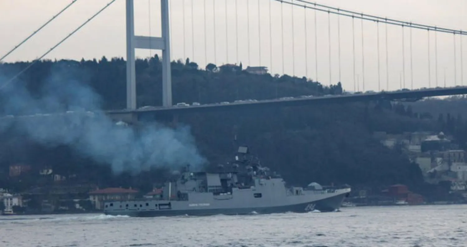 فرقاطة روسية تعبر مضيق البوسفور التركي.