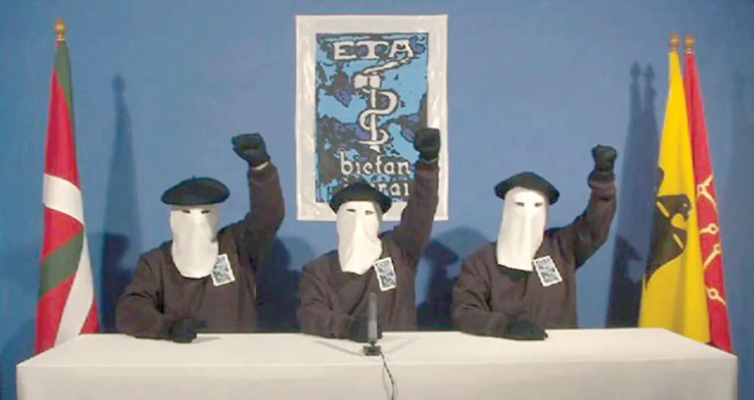 صورة أرشيفية تعود إلى يناير 2011 لأعضاء من «إيتا» يعلنون وقف القتال من جانب واحد (أ.ف.ب)