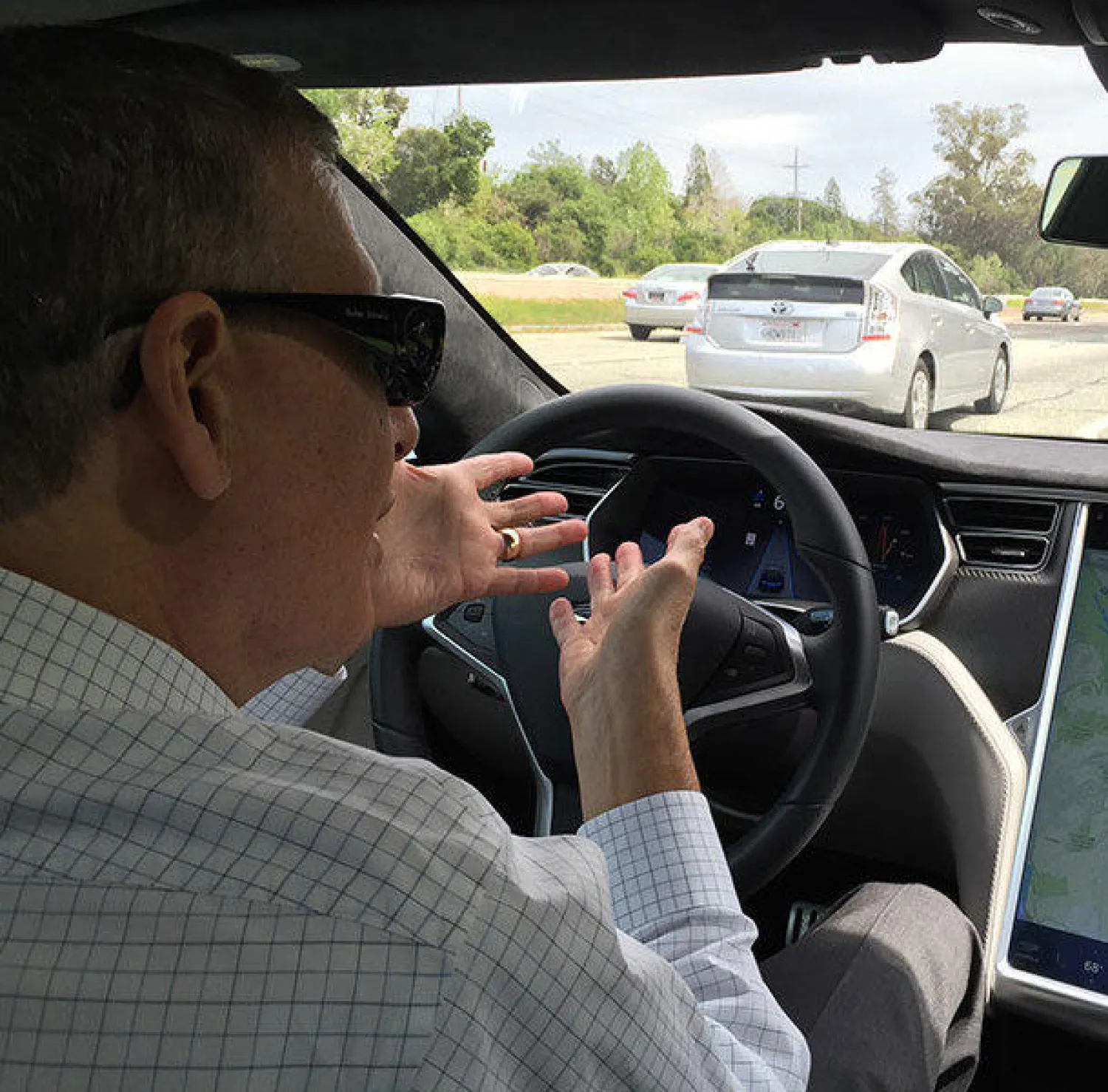 في بريطانيا... غرامة مالية لمن لا يرتدي النظارة الشمسية أثناء القيادة