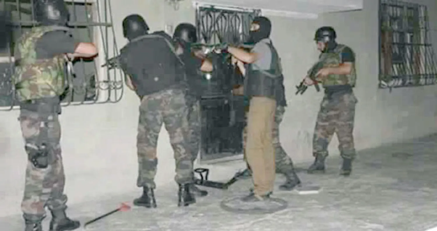 عناصر من الأمن التركي خلال مداهمة لأحد أوكار «داعش» («الشرق الأوسط»)