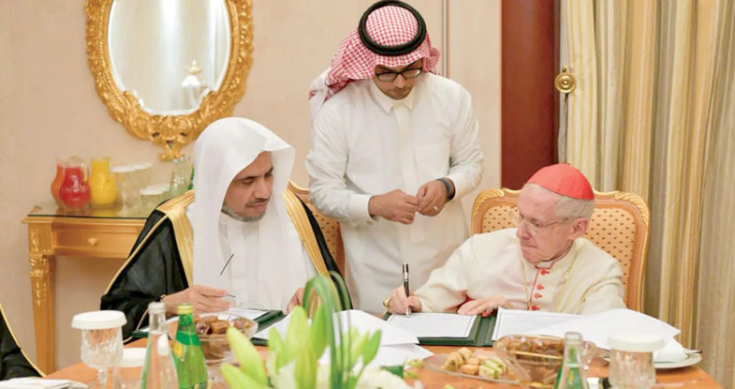 الدكتور العيسى والكاردينال توران خلال توقيع اتفاقية التعاون بين الرابطة والمجلس البابوي في الفاتيكان («الشرق الأوسط»)