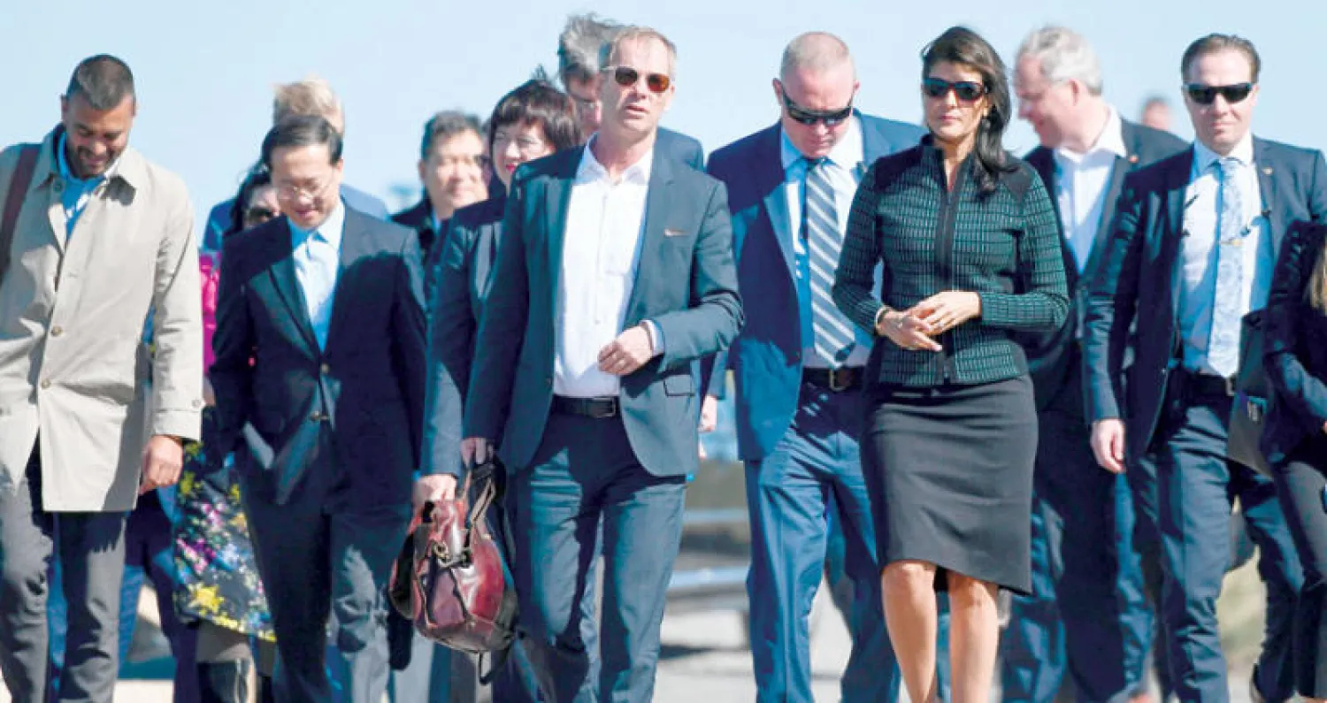 السفيرة الأميركية نيكي هيلي ونظيرها السويدي أولوف سكوغ لدى وصولهما إلى مقر الاجتماع السنوي غير الرسمي للمندوبين لدى مجلس الأمن الدولي في مزرعة بباكاكرا جنوب السويد أمس (أ.ف.ب)