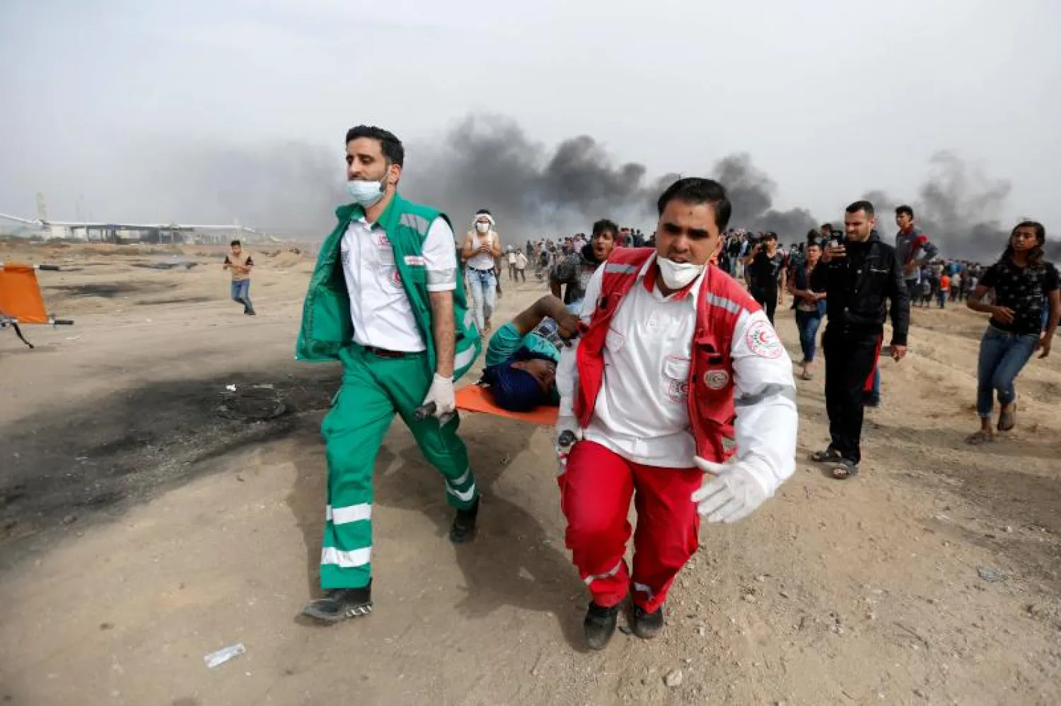 مسعفون فلسطينيون يجلون متظاهرا مصابا خلال أحتجاجات شرق غزة (أ.ف.ب)