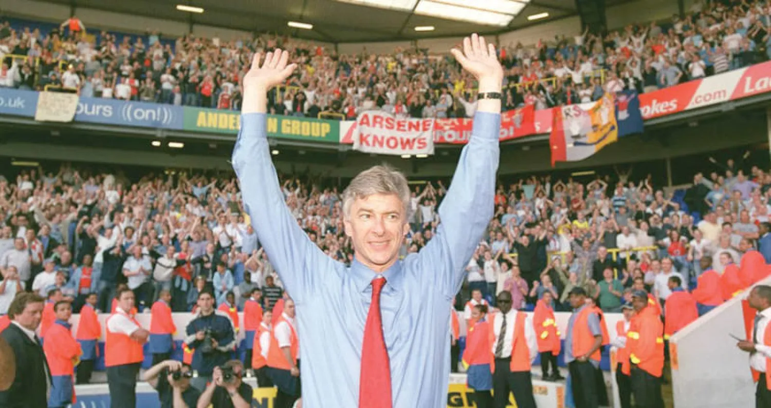 فينغر يحتفل بفوز آرسنال بلقب الدوري الإنجليزي عام 2004 دون هزيمة واحدة