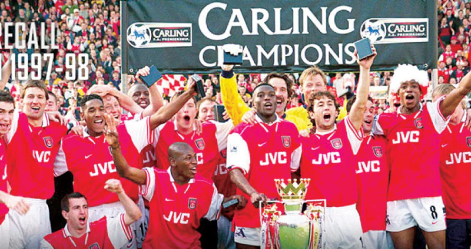 في 1997 - 1998 قاد فينغر آرسنال للقبه الثاني في تاريخه بالدوري الممتاز («الشرق الأوسط»)