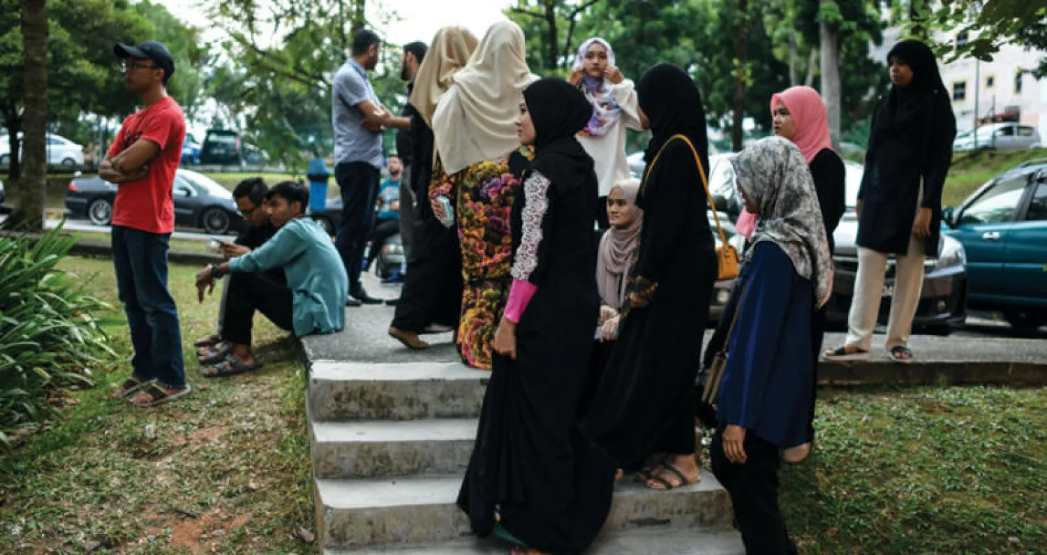 طلاب البطش أمام جناح تشريح الجثث في مستشفى سيلايانغ في كوالالمبور أمس (أ,ف.ب)