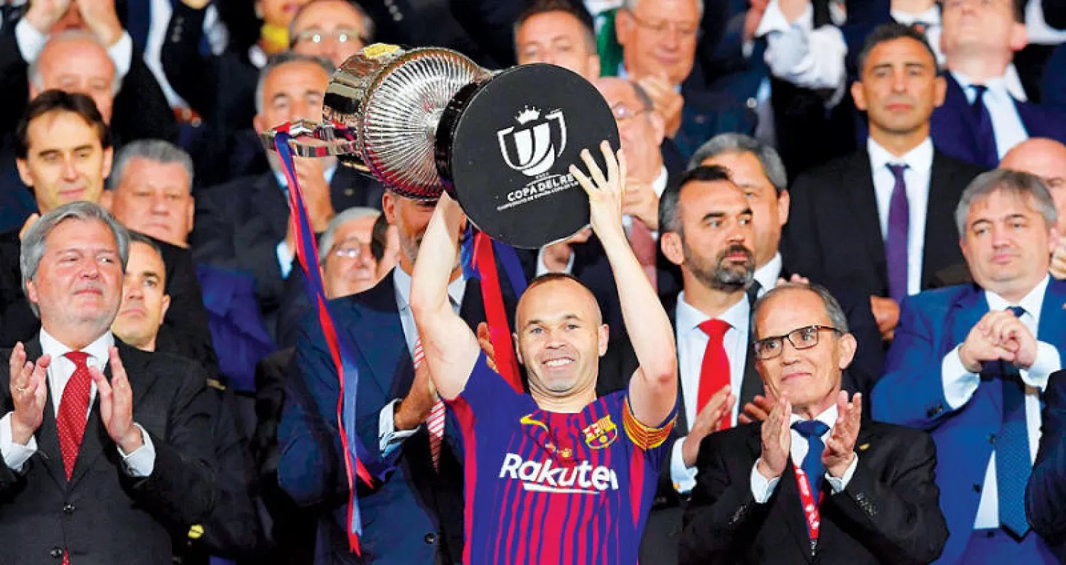 إنيستا قائد برشلونة يحتفل بكأس إسبانيا (أ.ف.ب)