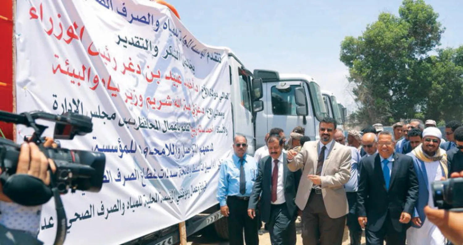 رئيس الحكومة اليمنية لدى تفقده محطة البرزخ لضخ المياه بمنطقة خور مكسر في عدن أمس (سبأ)