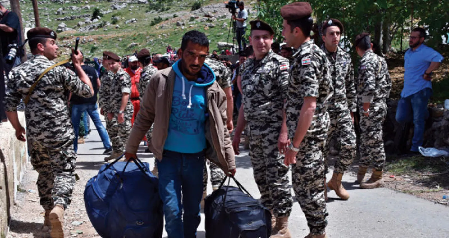 نازحون سوريون من بيت جن بسوريا يغادرون بلدة شبعا اللبنانية الأربعاء الماضي (أ.ب)