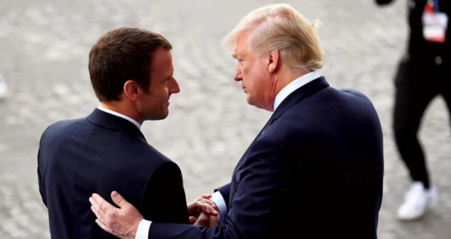 الرئيس الفرنسي يودع نظيره الأميركي في باريس العام الماضي (أ.ف.ب)