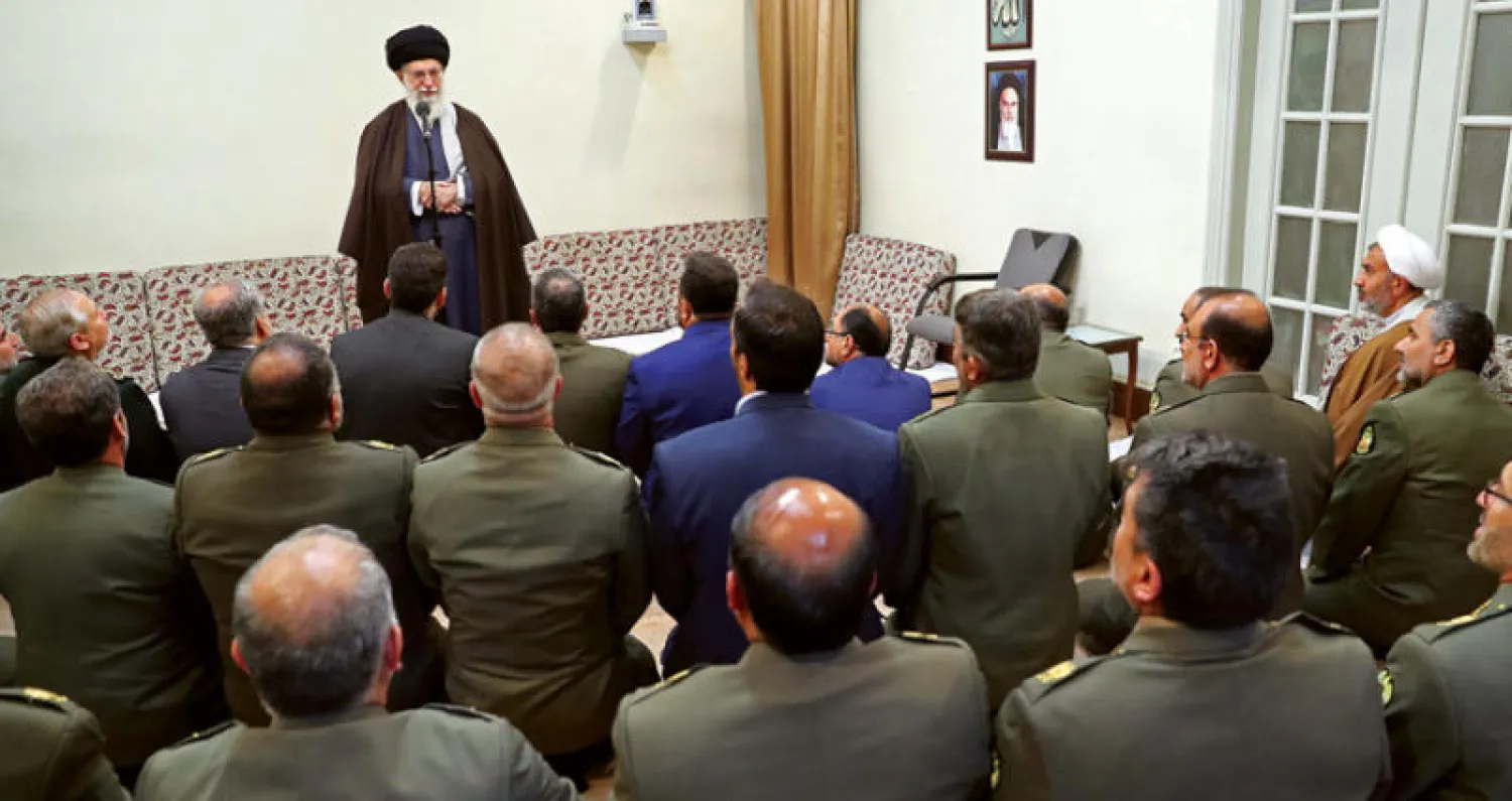 صورة نشرها موقع المرشد الإيراني علي خامنئي من لقائه قادة الجيش أمس