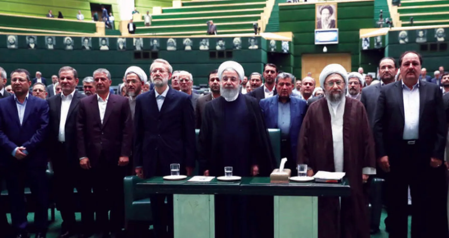 الرئيس الإيراني حسن روحاني يتوسط رئيس القضاء صادق لاريجاني ورئيس البرلمان علي لاريجاني خلال اجتماع كبار المسؤولين في السلطات الثلاث أمس (موقع الرئاسة)