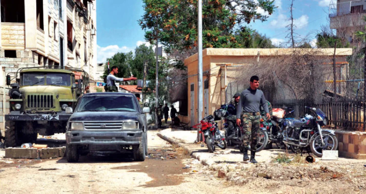 عناصر مسلحة وآليات جنوب دمشق أمس (أ.ف.ب)