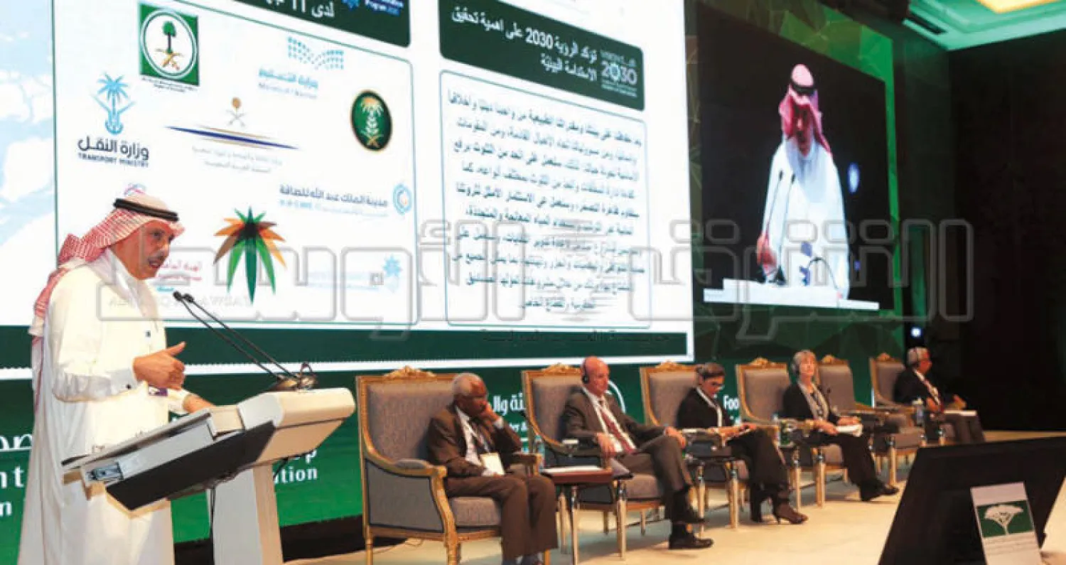 جانب من «ورشة العمل الدولية حول مكافحة التصحر والطرق المبتكرة في إدارة المناطق الجافة» بالرياض أمس (تصوير: يزيد السمراني)