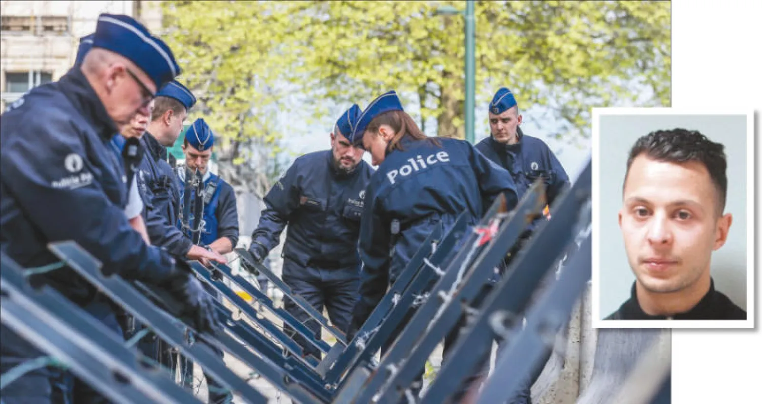 الشرطة البلجيكية تنشر حواجز أمام محكمة بروكسل قبل صدور الحكم أمس (إ.ب.أ)... وفي الإطار صلاح عبد السلام (أ.ب)