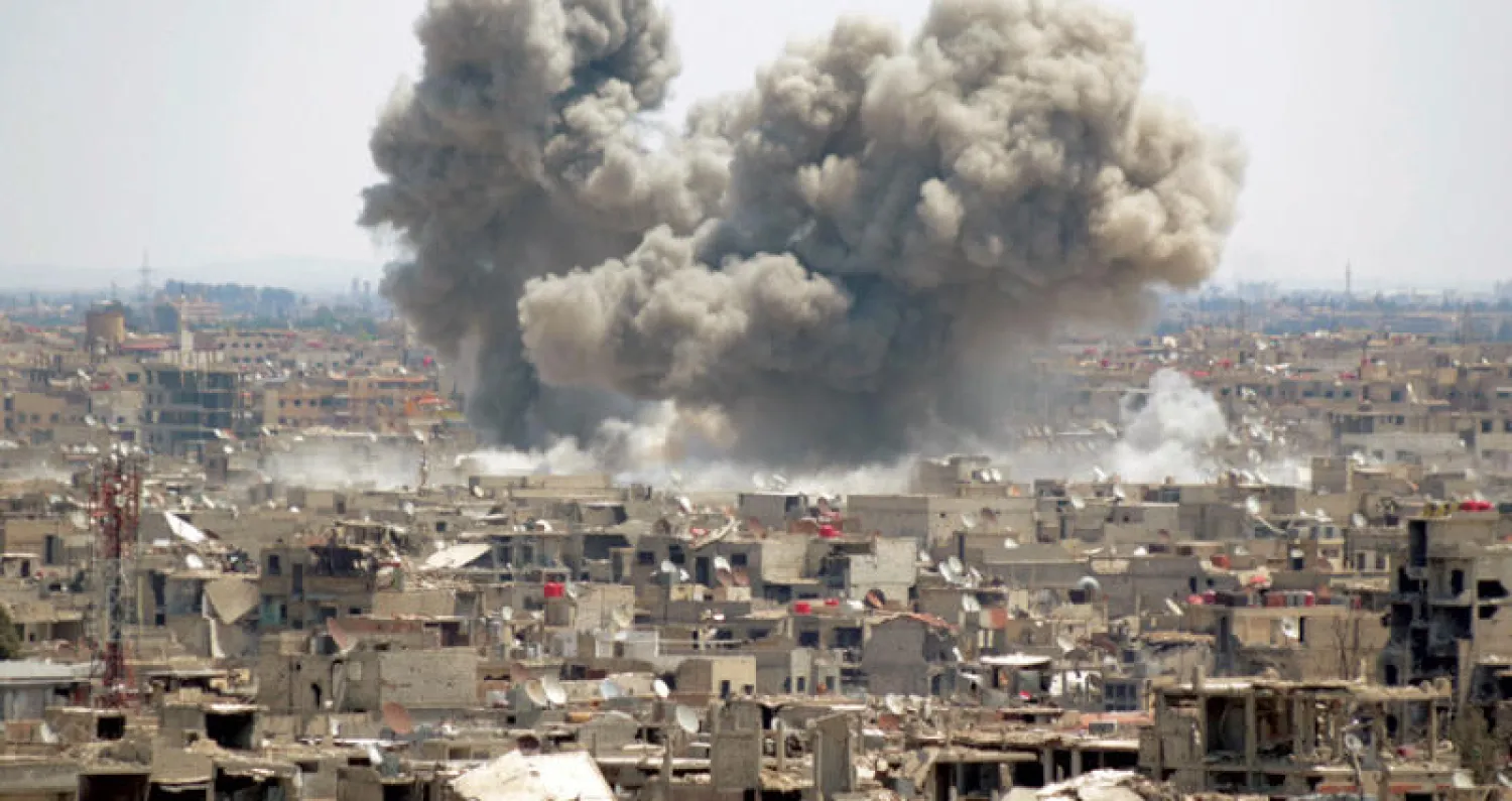 دخان يتصاعد من جنوب دمشق جراء غارات قوات النظام السوري أمس (إ.ب.أ)