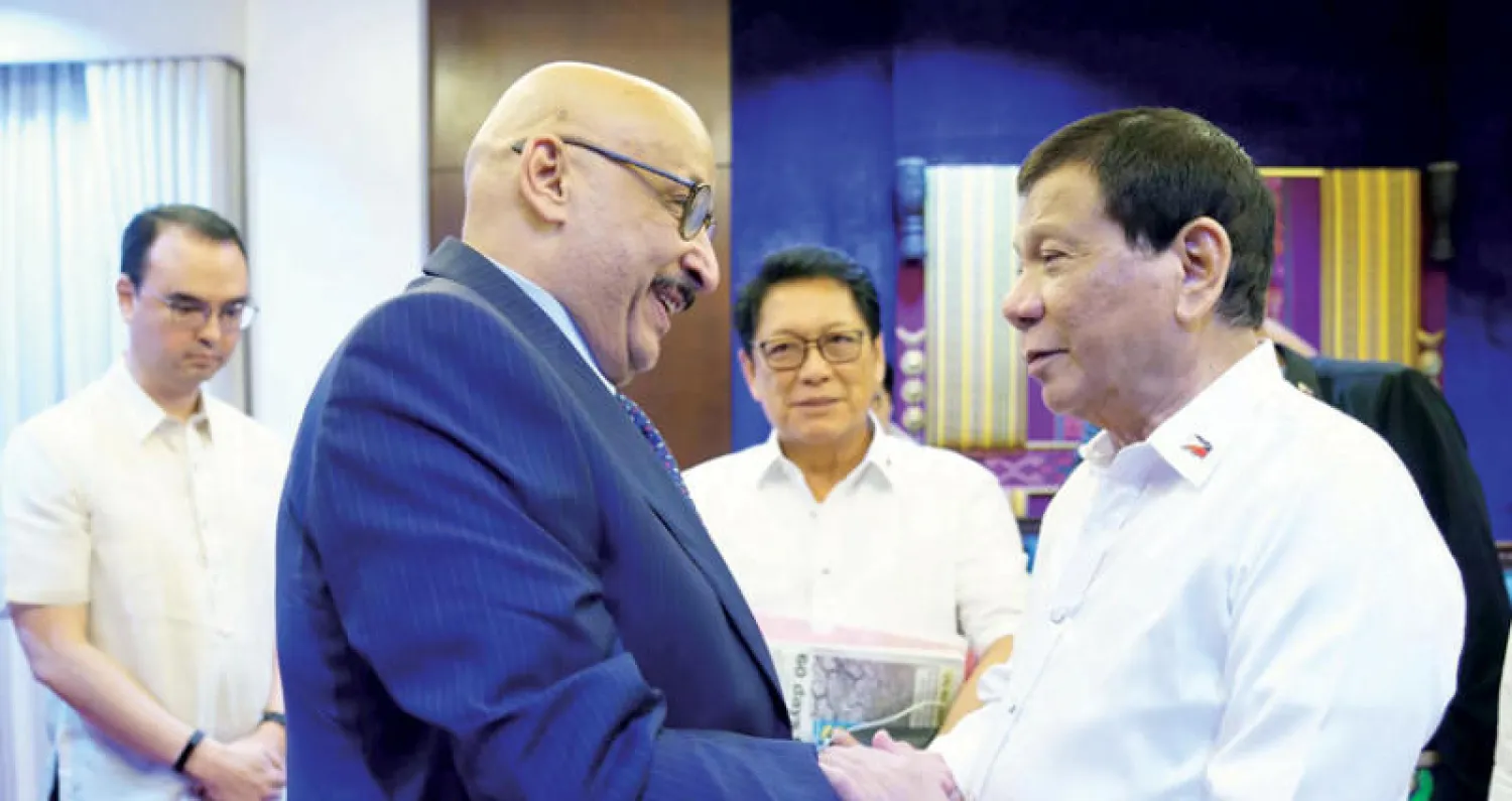 الرئيس الفلبيني لدى استقباله السفير الكويتي في مانيلا مساء أول من أمس (أ.ف.ب)