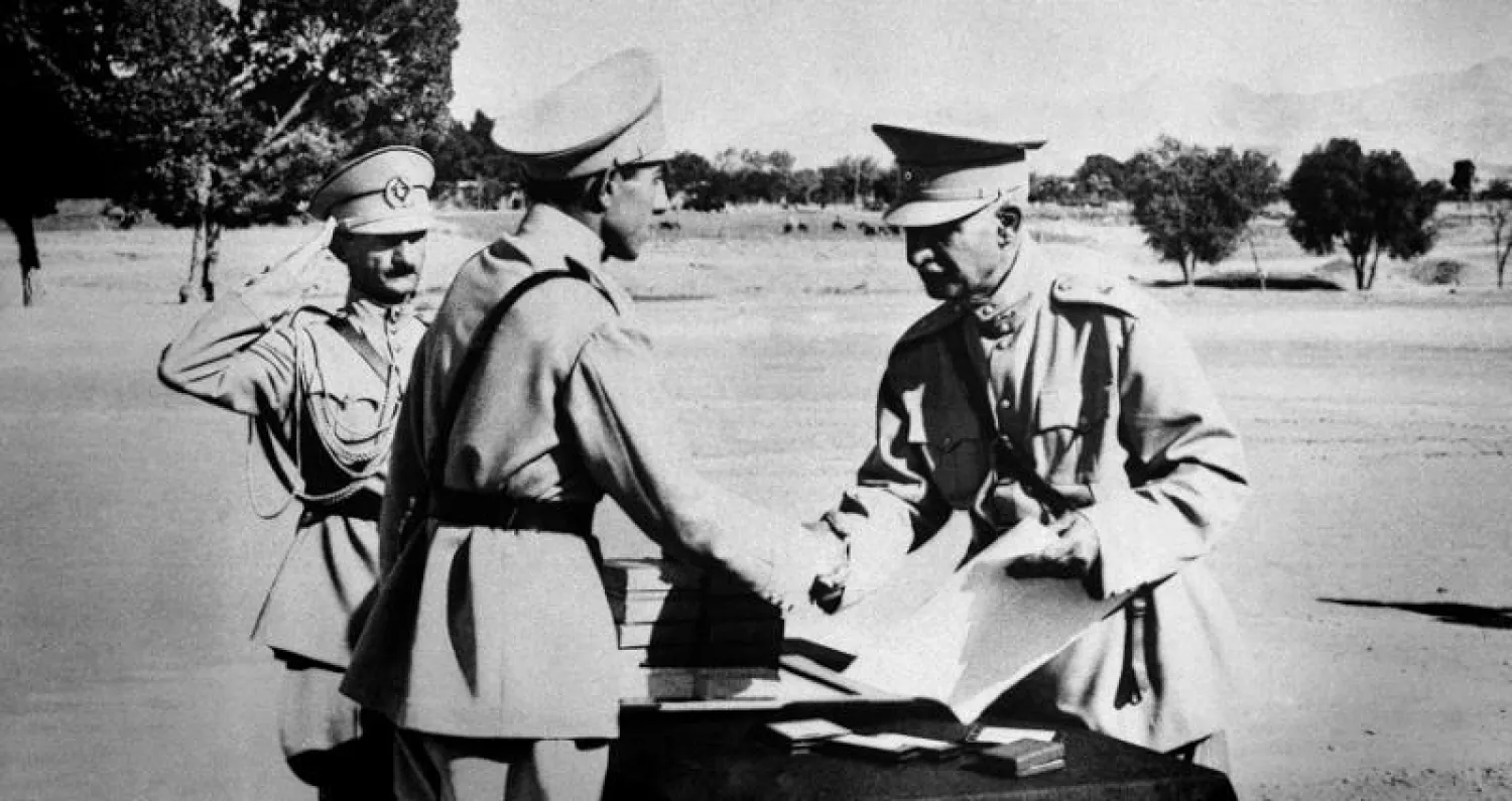 رضا شاه بهلوي يسلم نجله علي رضا شهادة التخرج في كلية طهران العسكرية في 1941 (أ.ب)