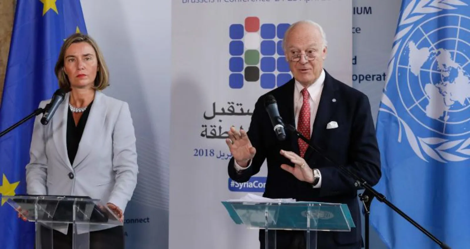 مبعوث الأمم المتحدة لسوريا دي ميستورا وفيديريكا موغيريني مسؤولة السياسة الخارجية في الاتحاد الأوروبي (أ.ف.ب)