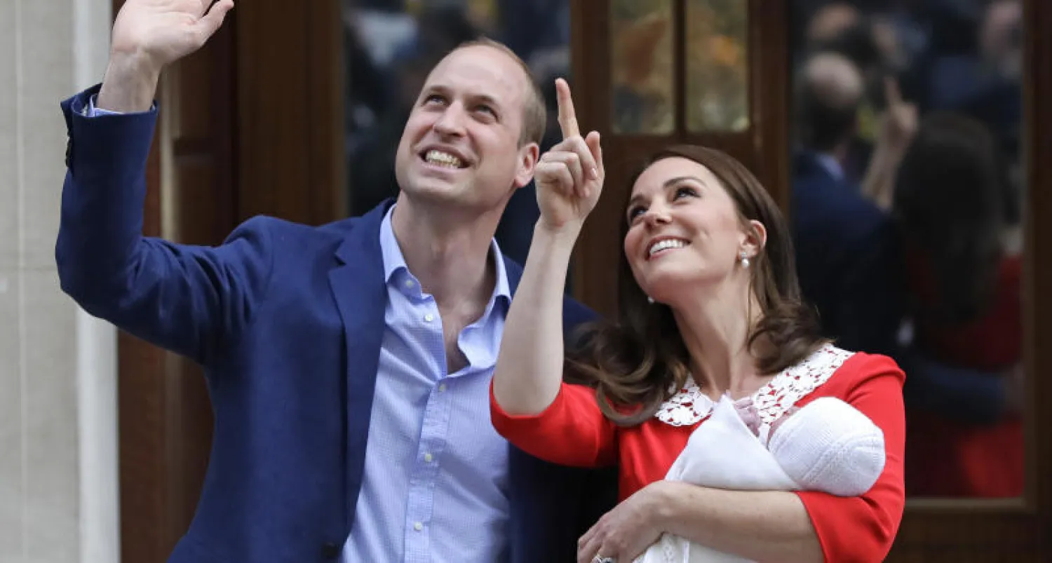 الأمير البريطاني ويليام وزوجته كيت ميدلتون مع مولودهما الجديد (أ.ب)