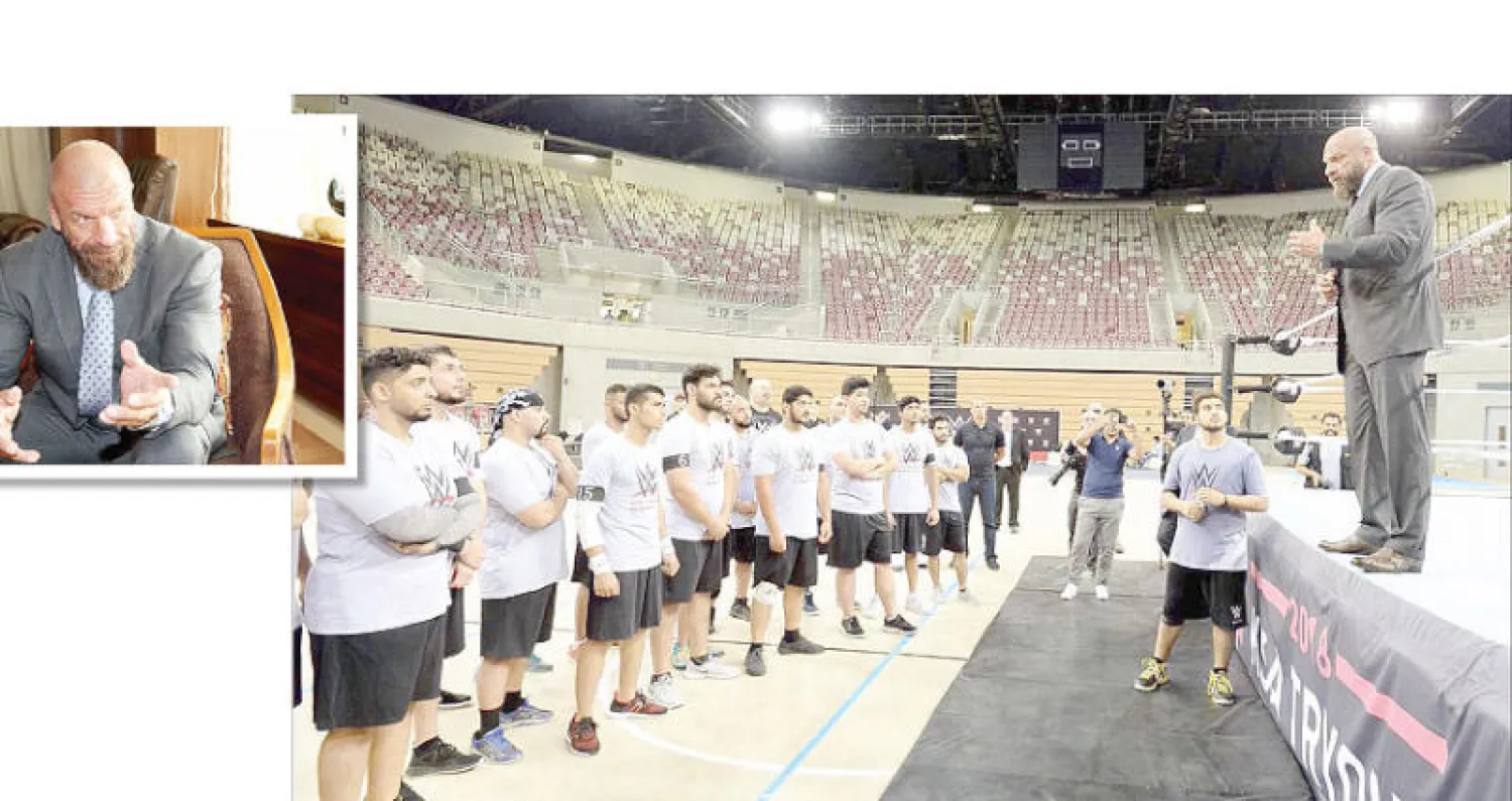 نجم المصارعة العالمي موجهاً المواهب السعودية خلال مشاركتهم في تجارب الأداء... (وفي الاطار) خلال حديثه لـ«الشرق الأوسط» أمس (تصوير: غازي مهدي)