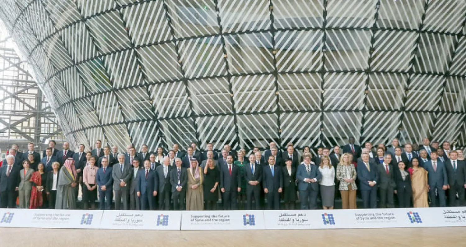 صورة جماعية للمشاركين في مؤتمر بروكسل أمس (إ.ب.أ)