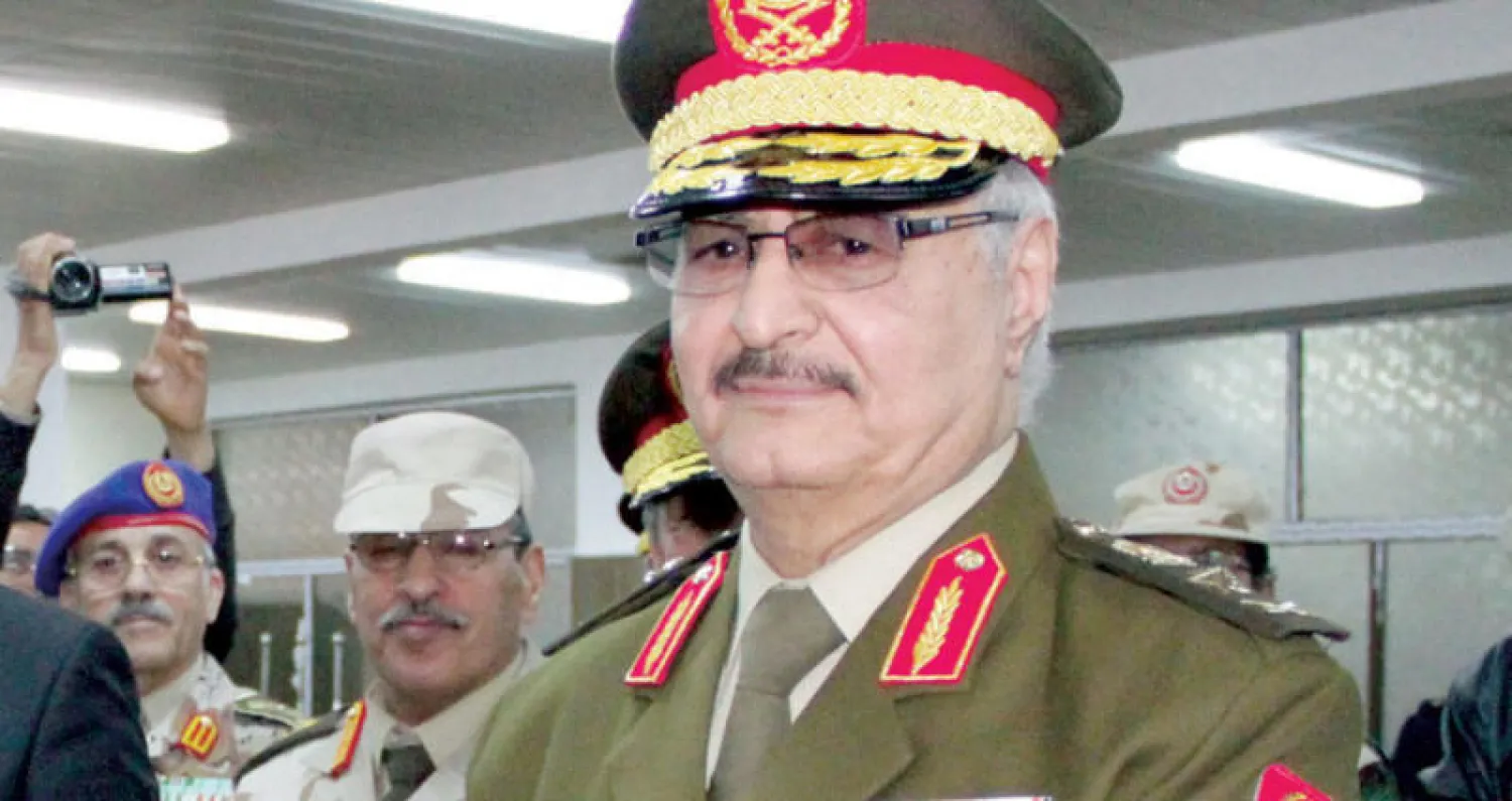 صورة أرشيفية للمشير خليفة حفتر خلال تسلمه قيادة الجيش الليبي في حفل أقيم بمدينة طبرق في مارس 2015 (أ.ف.ب)