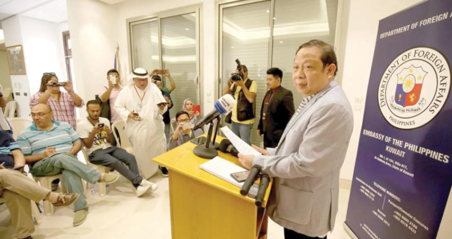 السفير الفلبيني في مؤتمر صحافي في الكويت (أ.ف.ب)