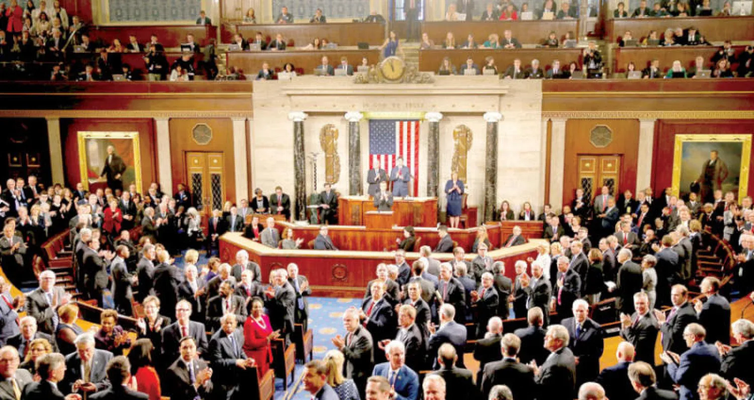 مشرّعون أميركيون يرحبون بالرئيس الفرنسي  أثناء دخوله إلى مبنى الكونغرس، وفي الإطار رئيس مجلس النواب ونائب الرئيس الأميركي يصفقان لماكرون بعد نهاية خطابه (رويترز)