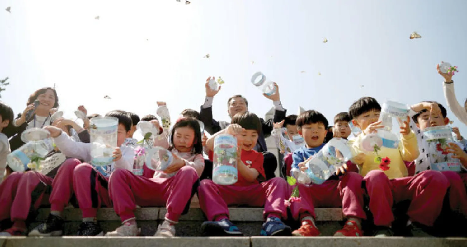 أطفال كوريون جنوبيون يطلقون فراشات بمناسبة القمة الكورية - الكورية قرب المنطقة منزوعة السلاح أمس (رويترز)