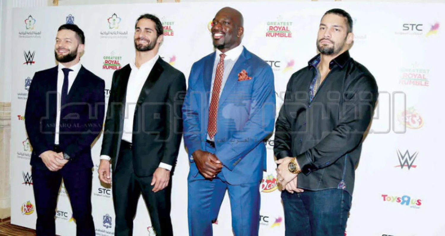 نجوم المصارعة العالمية في صورة تذكارية خلال اللقاءات الإعلامية أمس (تصوير: غازي مهدي)