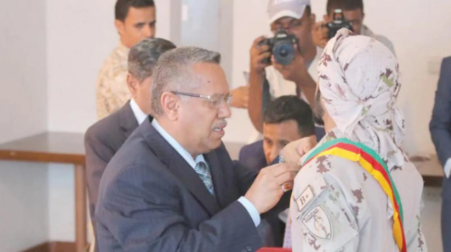 Yemeni Prime Minister Ahmed Obeid bin Dagher awards UAE forces Captain Faisal al-Kaabi and the presidential courage medal  (Saba News Agency)