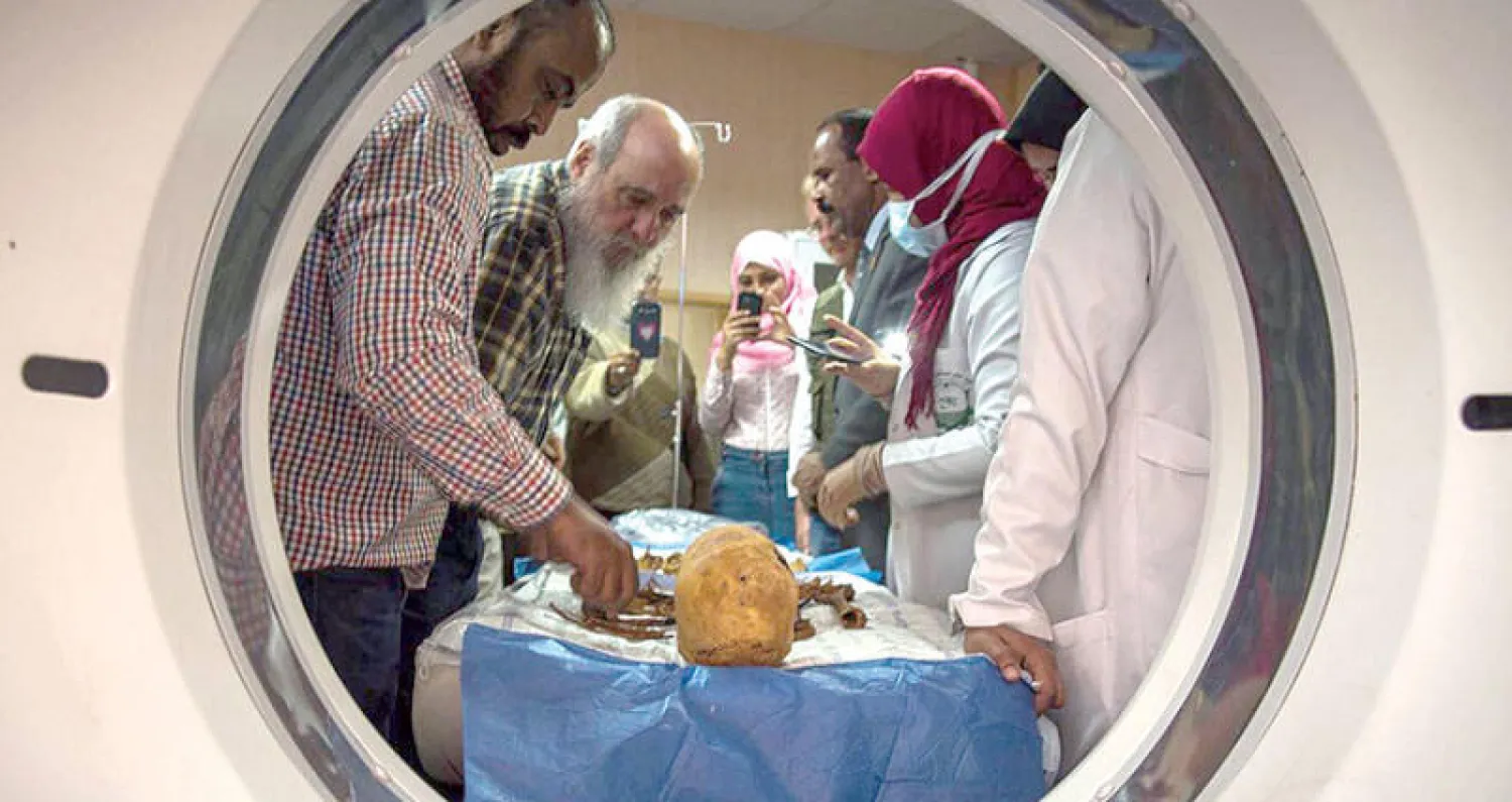 جانب من الأبحاث التي أجريت  على مومياوات الفراعنة (رويترز)