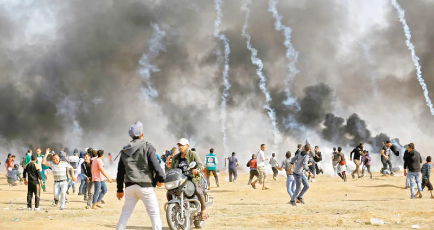 جانب من المواجهات شرق جباليا أمس (أ.ف.ب)