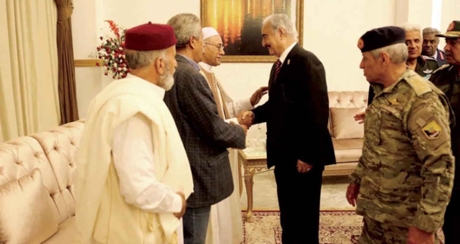 جانب من حفل الاستقبال الذي خصص للمشير حفتر من قبل قادة عسكريين ومحليين في بنغازي أمس (أ.ف.ب)