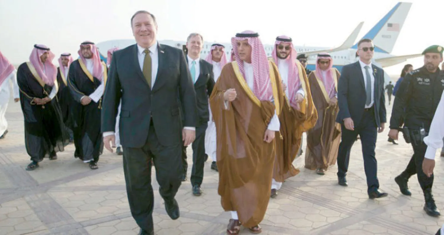 وزير الخارجية السعودي مستقبلاً نظيره الأميركي لدى وصوله إلى الرياض أمس (وزارة الخارجية)