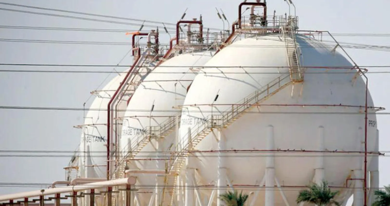 خزانات غاز لإحدى المنشآت على الطريق الصحراوي بمصر