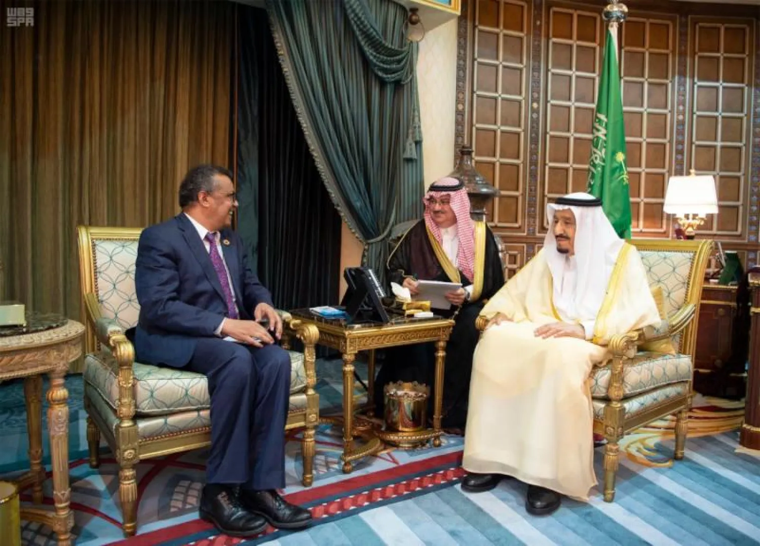 الملك سلمان بن عبدالعزيز خلال استقباله مدير عام منظمة الصحة العالمية (واس)