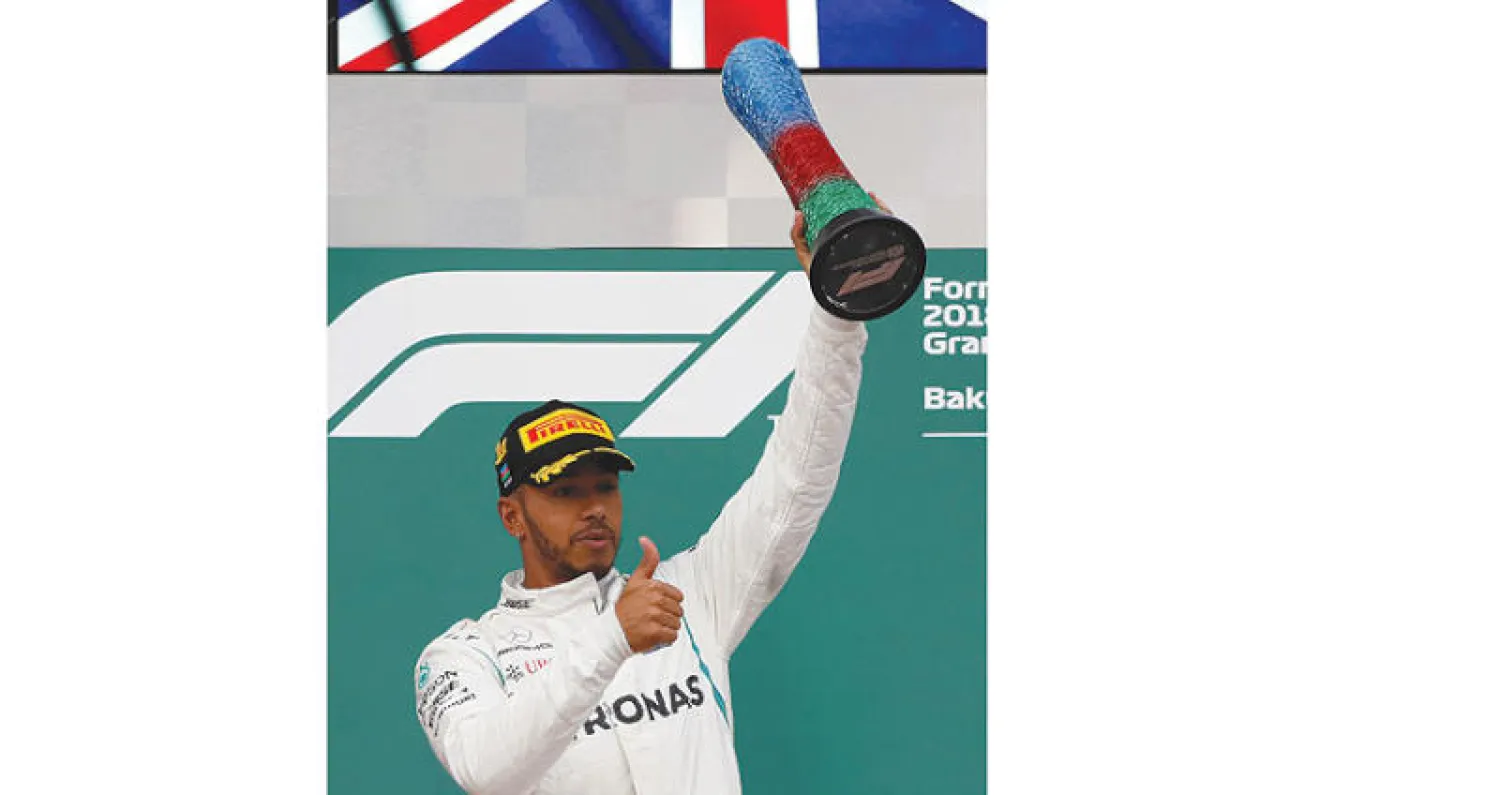 هاميلتون يحتفل بجائزة سباق أذربيجان (رويترز)