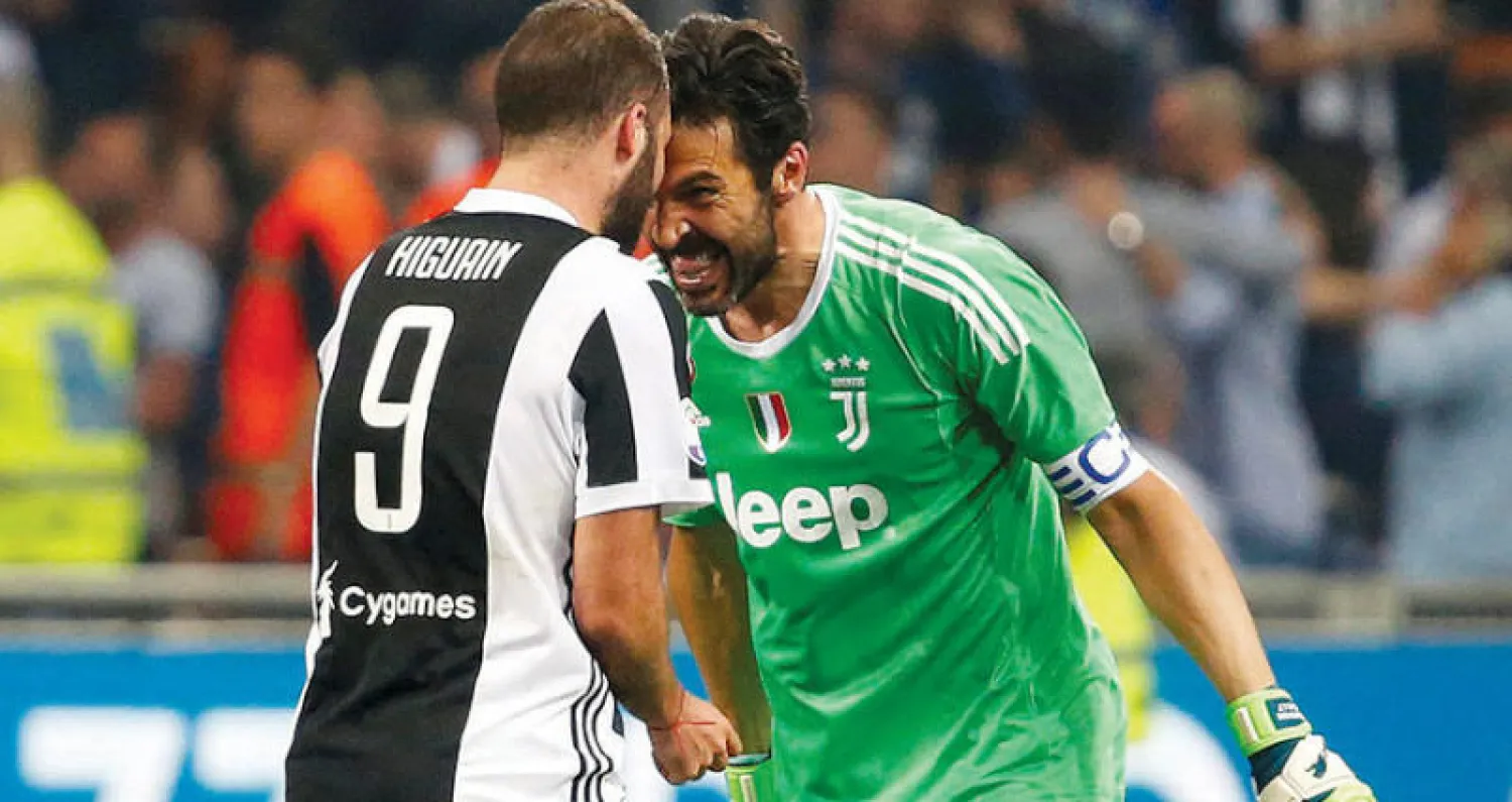 بوفون قائد يوفنتوس وحارسه يشارك هيغواين صاحب هدف الفوز الاحتفال (رويترز)