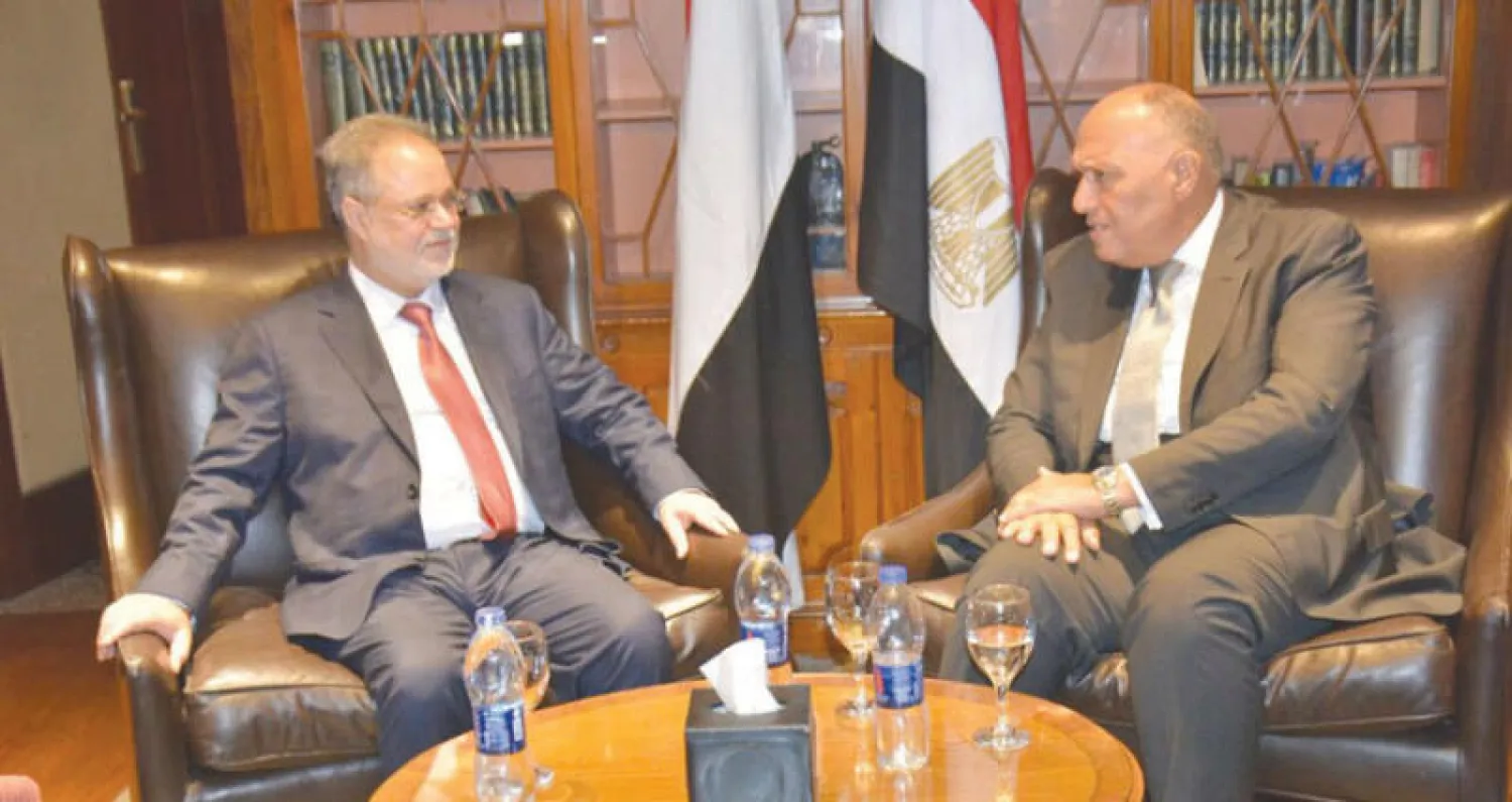 وزير الخارجية اليمني لدى لقائه نظيره المصري سامح شكري في القاهرة أمس (سبأ)