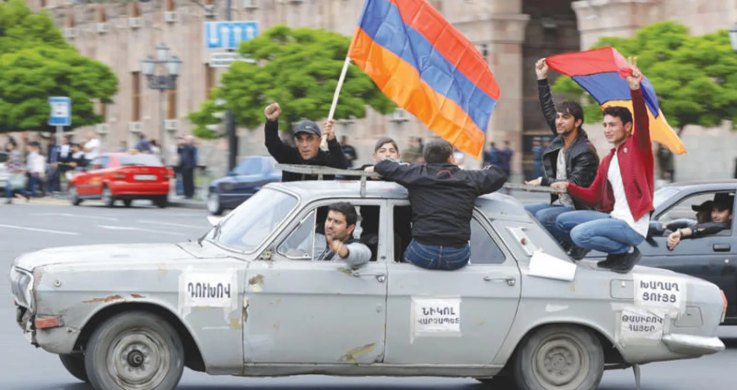 معارضون أرمن خلال مظاهرة في يريفان أمس (أ.ب)