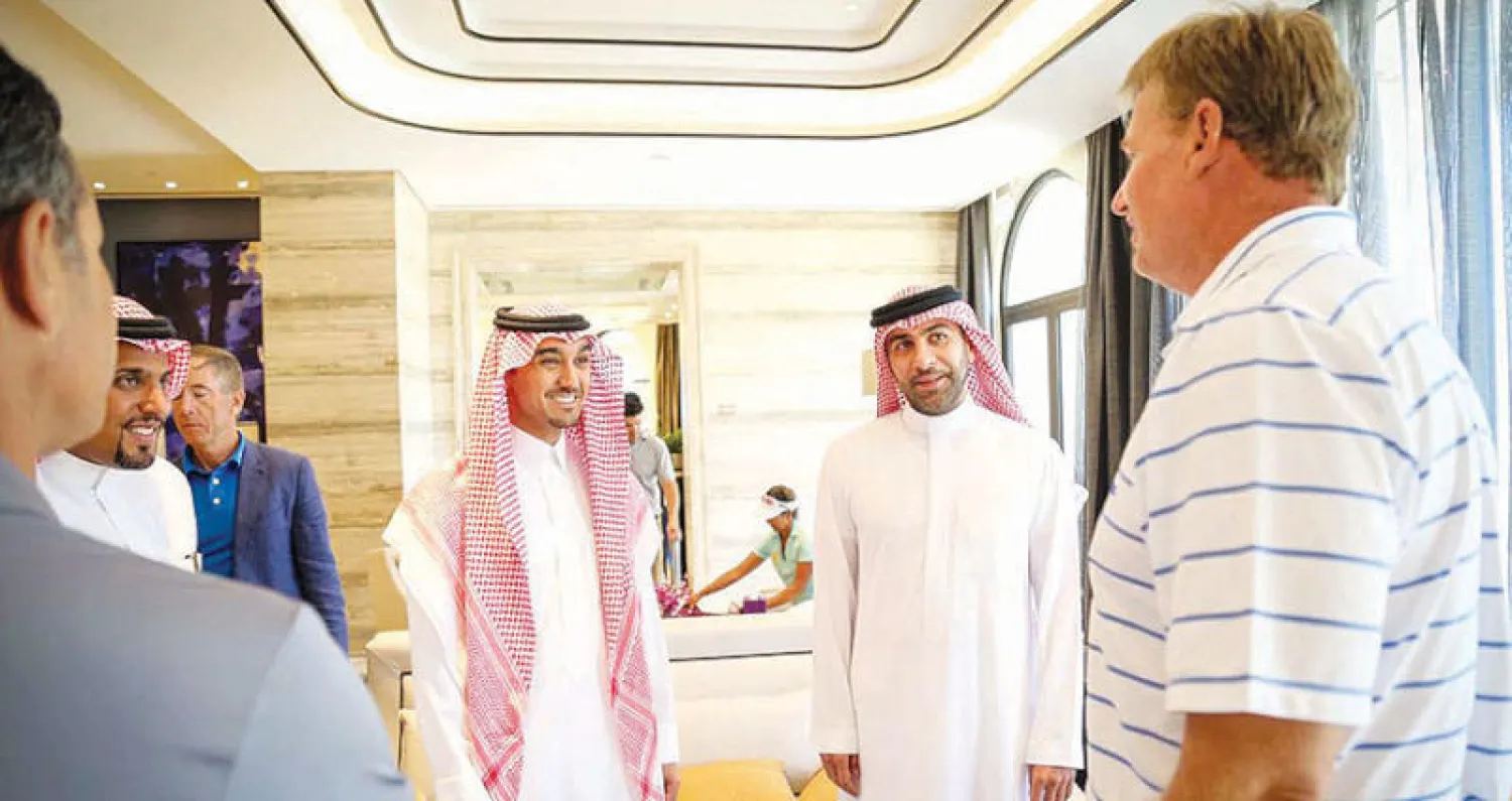 الأمير عبد العزيز بن تركي في حديث مع الضيوف قبل جلسات الحوار