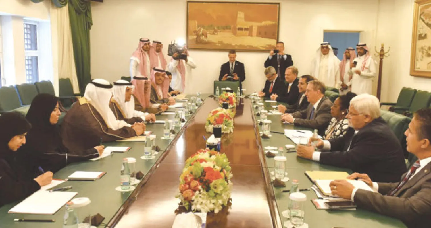 الوزير عادل الجبير وفريق من الخارجية السعودية خلال الاجتماع مع وفد الكونغرس الأميركي (واس)