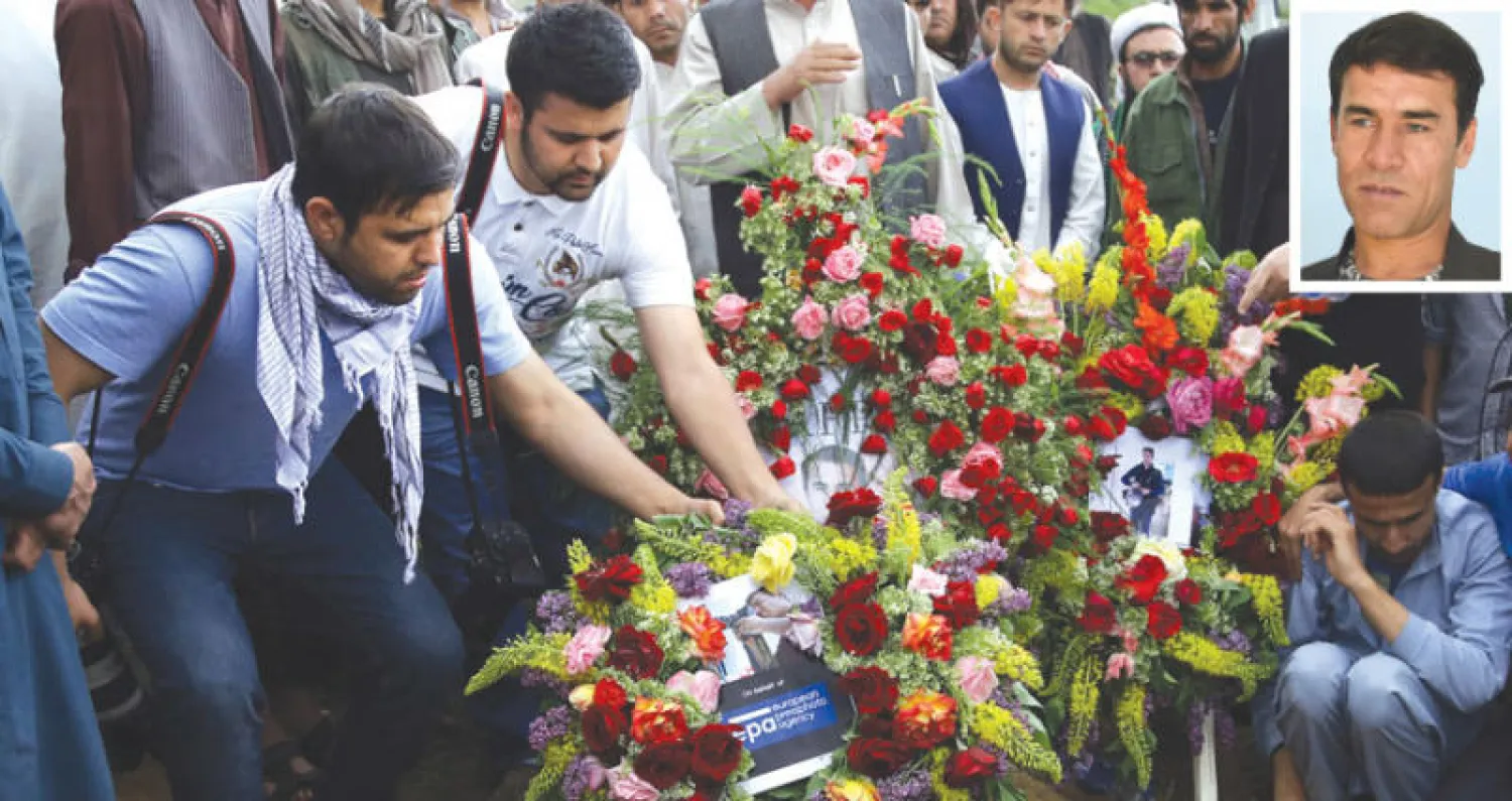 تشييع جثمان مصور وكالة الصحافة الفرنسية شاه مراي بالعاصمة كابل أمس (أ.ف.ب)