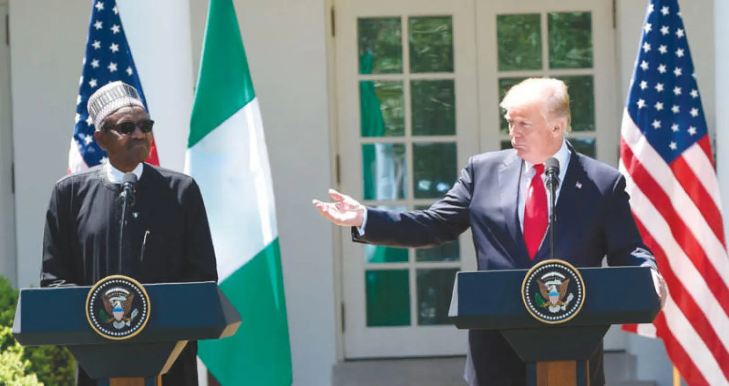 الرئيس الأميركي دونالد ترمب يتحدث في مؤتمر صحافي مع الرئيس النيجيري محمد بخاري في حديقة البيت الأبيض أمس (أ.ف.ب)