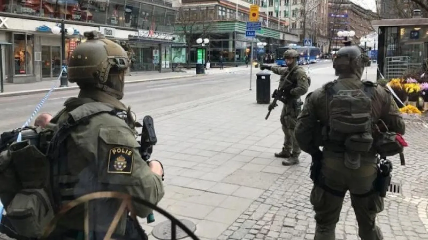 عناصر من الشرطة السويدية في وسط مدينة استوكهولم (رويترز)