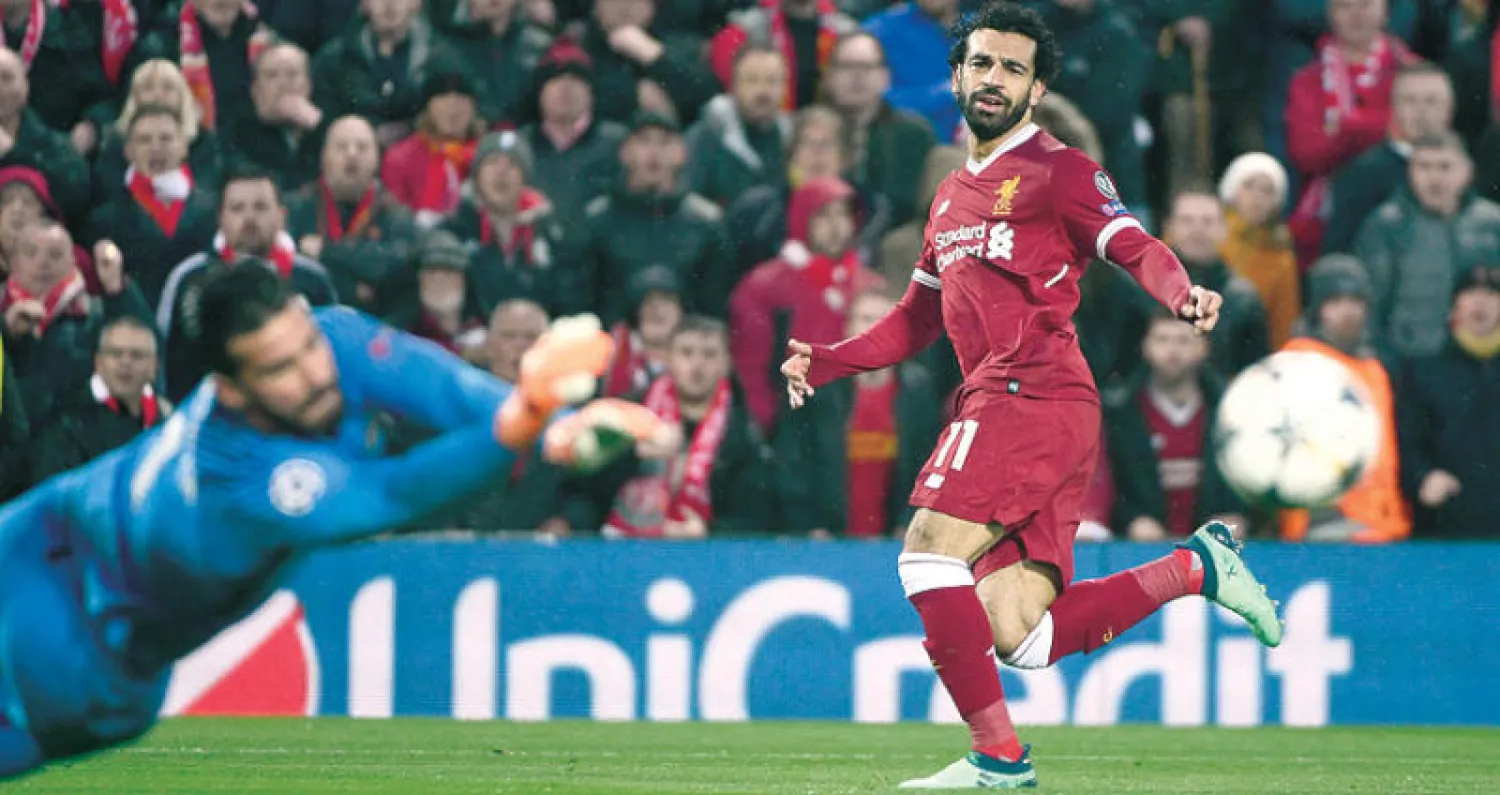 صلاح نجم ليفربول المتوج بجائزة أفضل لاعب في إنجلترا يسجل في مرمى فريقه السابق روما ذهاباً (أ.ف.ب)