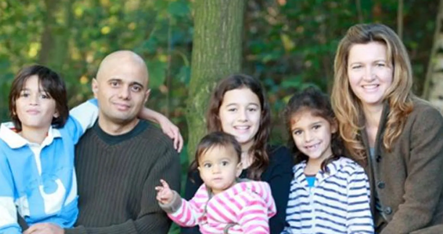 ساجد جاويد في صورة عائلية.