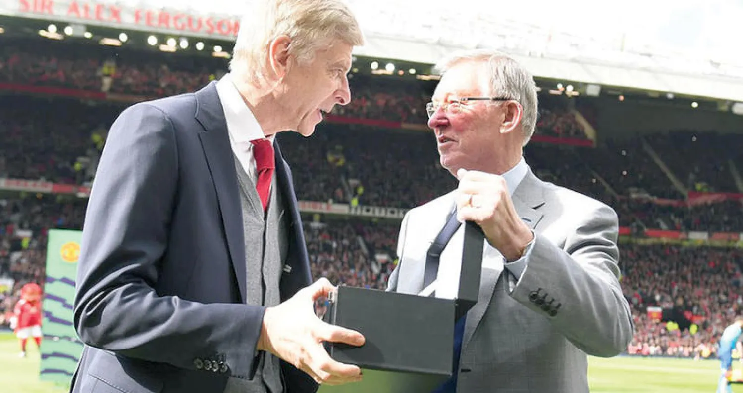 فيرغسون مدرب مانشستر يونايتد السابق يقدم هدية لفينغر بمناسبة رحيله عن آرسنال